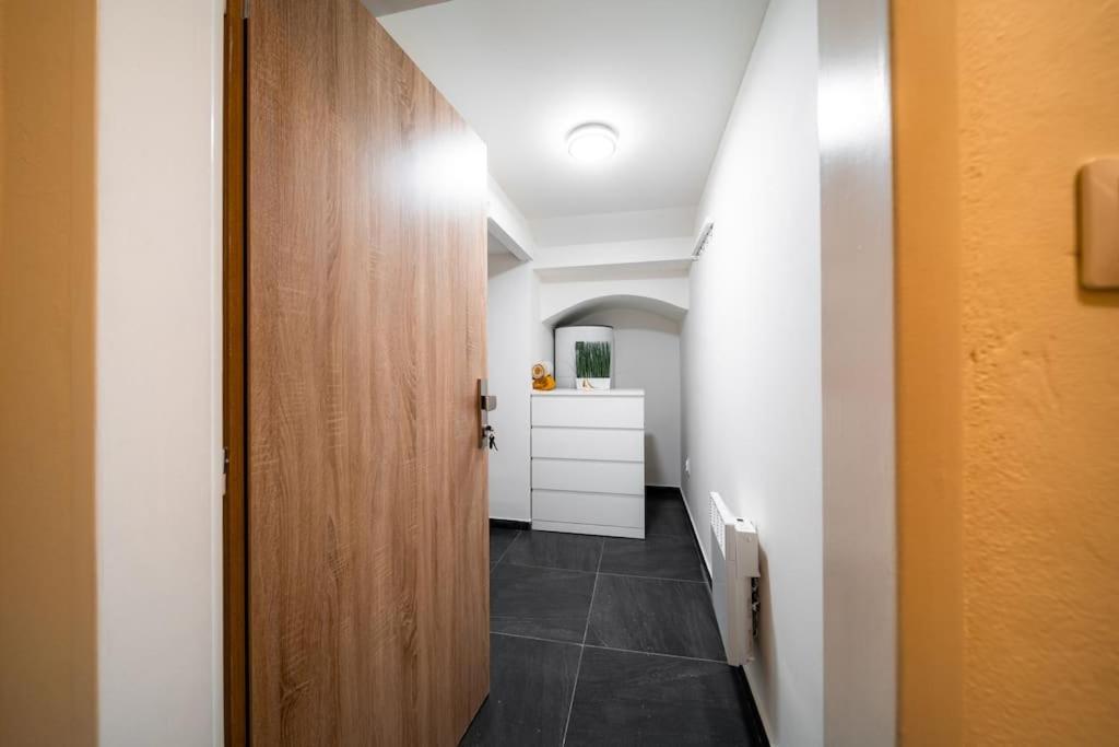 Secret Economy Studio Oasis Прага Экстерьер фото