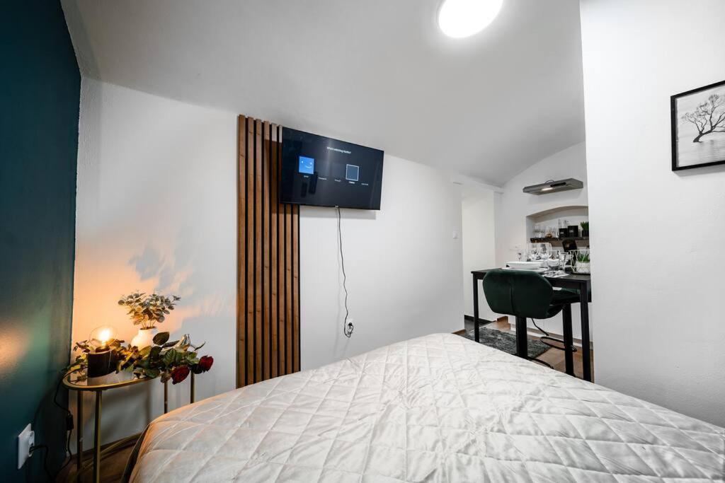 Secret Economy Studio Oasis Прага Экстерьер фото